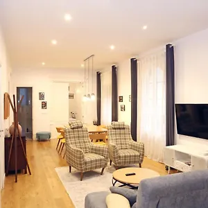 https://piso-exclusivo-frente-al-casco-viejo.sansebastianhotels.net